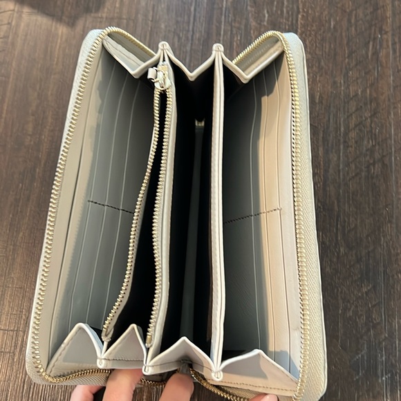 {Guccissima Signature Microguccissima
Bree Zip Around Wallet Off White} - Picture 10 of 13